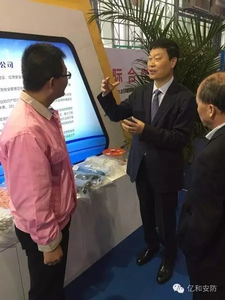 �Ĵ�ʡ��(j��ng)������Ϣ��ί�T����������У�������W�R������չλ����ָ��(d��o)��